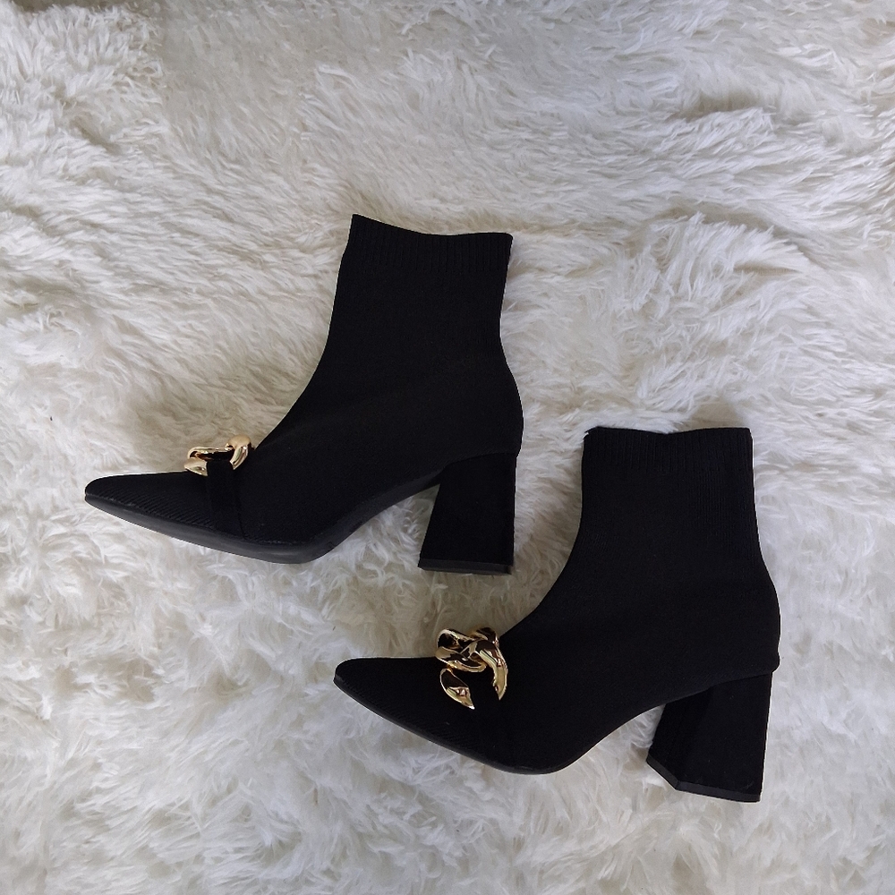 NEW Elegant Knit Boots With Gold Chain✨️/  FALL Collection.